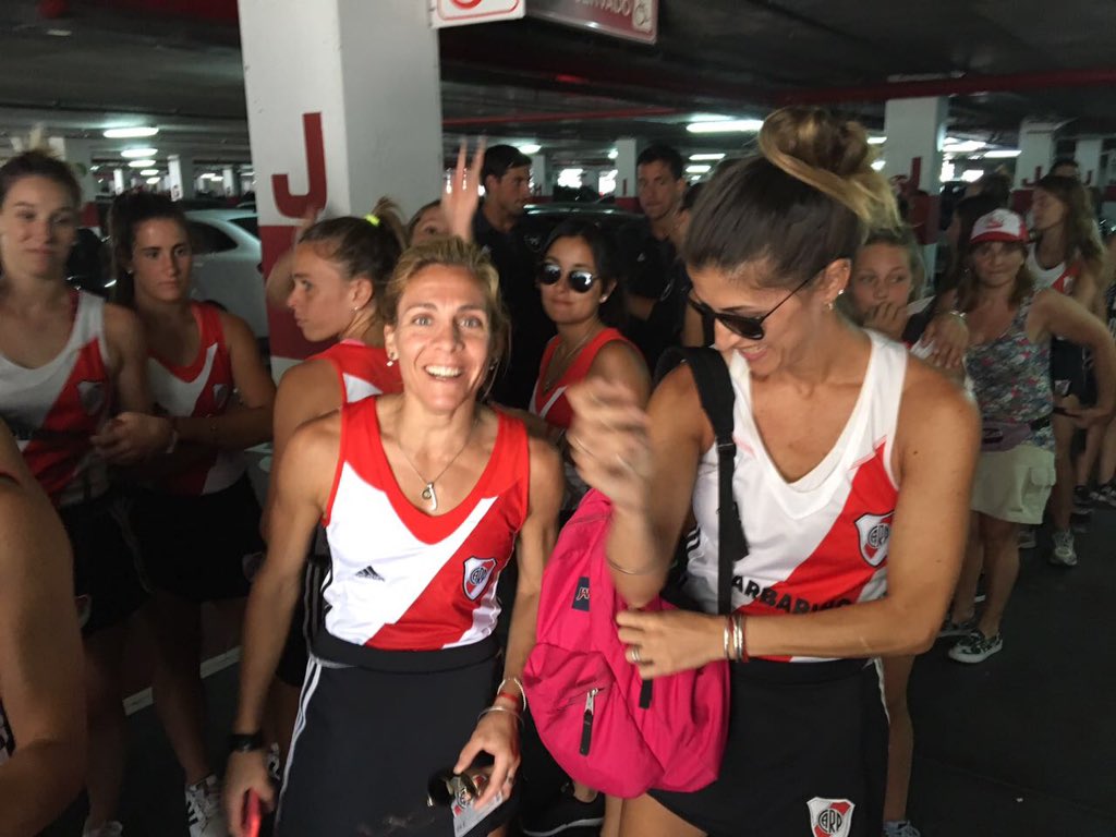 Lapulu8's tweet photo. Listas para dar la vuelta 😉🏆🇮🇩👏🏼👯 #vikingas #campeonas #metro2016 #lavueltaalmonumental #riverplate #champions https://t.co/SzVqBMuaia
