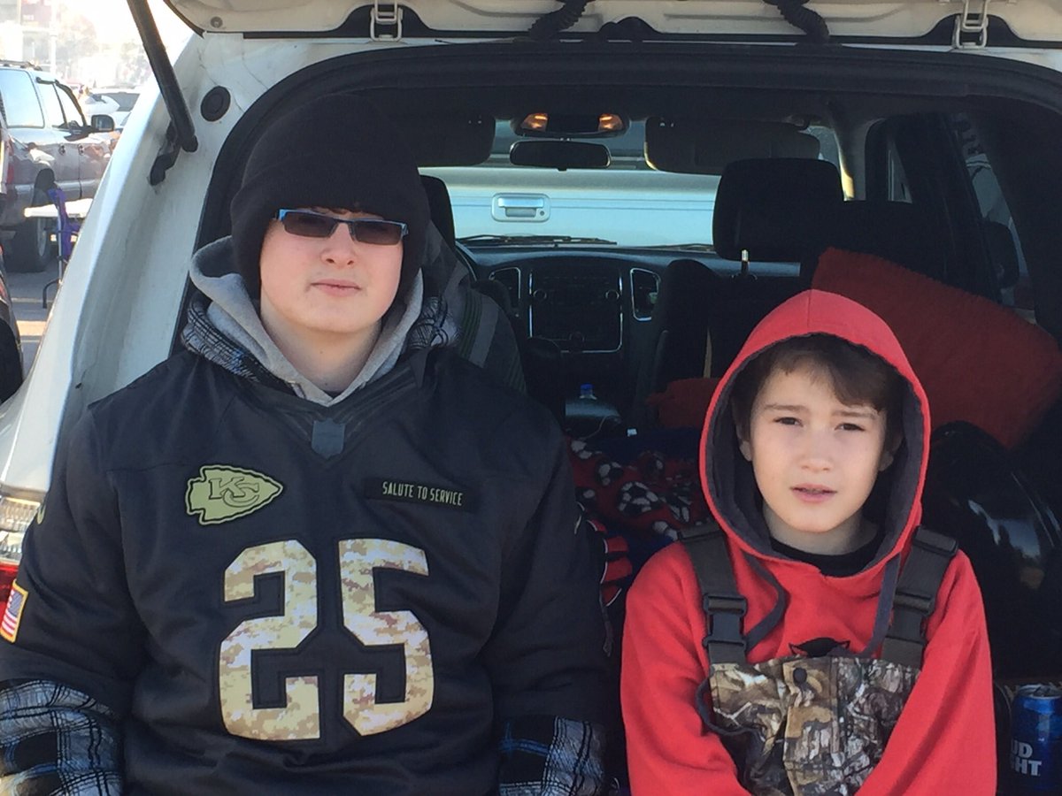 kleinjosh1978's tweet photo. Tailgating before the game! Love seeing them Chiefs beat Oakland! #missingjc #salutetoservice #ChiefsKingdom #TNF #Arrowhead https://t.co/hQgAqiwVxz