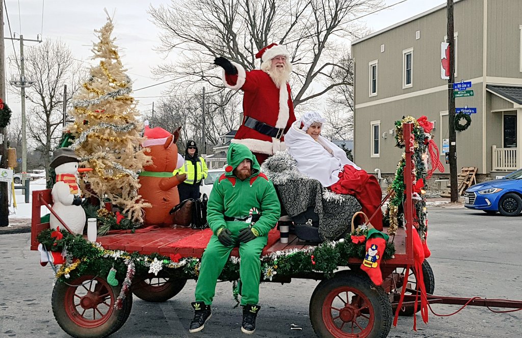 Mackie_Homes's tweet photo. What a fantastic #SantaClaus parade put on by the village of Metcalfe 🎅! https://t.co/vx8ZDiatp0