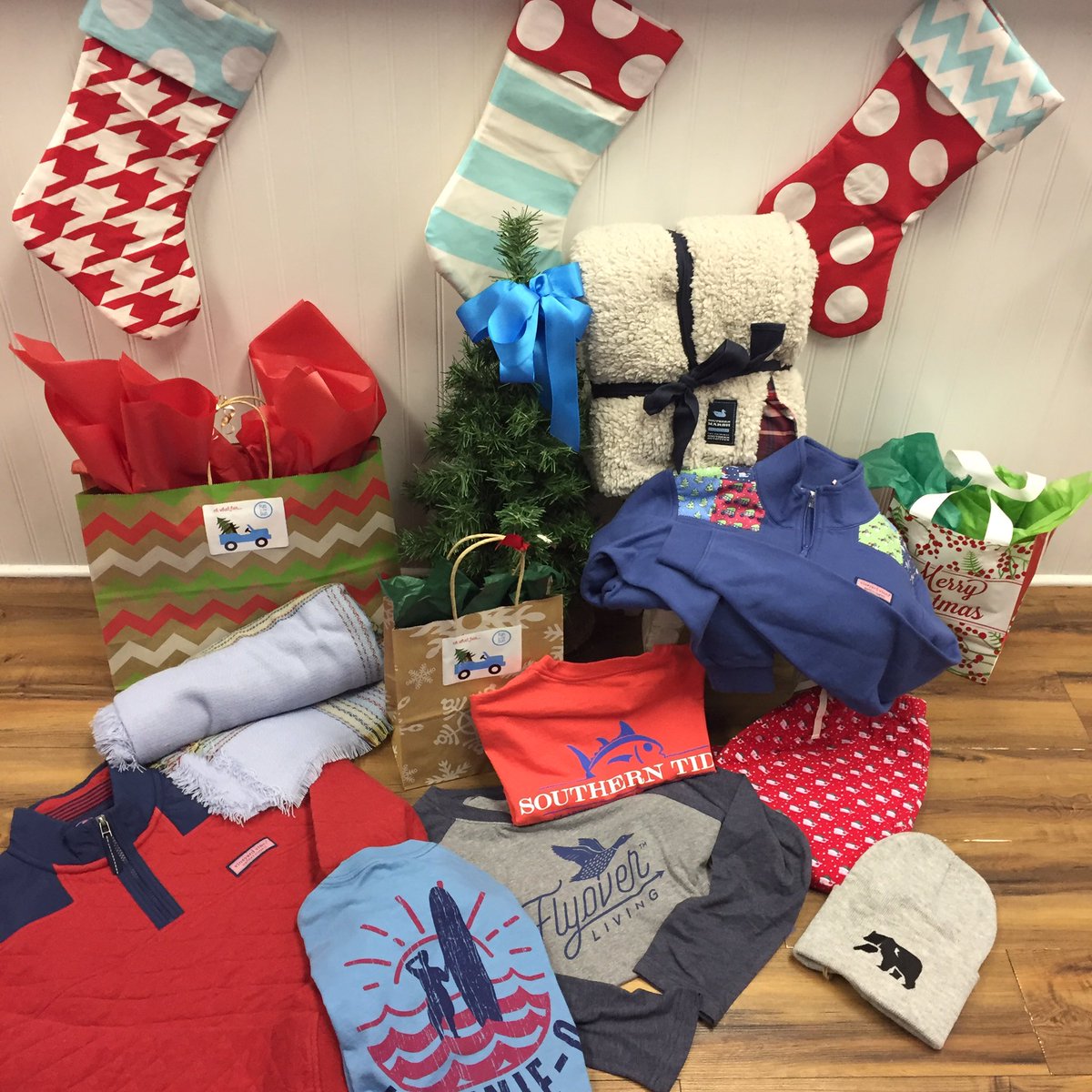 FunSunSports's tweet image. Today's #12Days Deal: spend $250, save 20%! #greatgifts #prettypackages #FunHoliday #FundaySunday Open till 5pm!