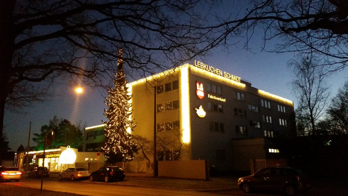 Germany_Arab's tweet image. مبنى شركة Lebkuchen Schmidt أشهر و ارقى المعجنات في العالم يتم تصدير معجناتها لأكثر من 100 دولة في العالم
#كوره_روتانا #المجره40 #المانيا