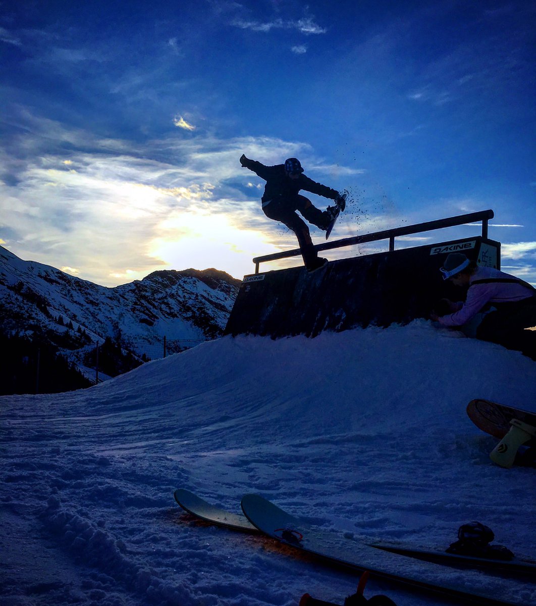 Sunset park fun in <a href="/Avoriaz1800/">Avoriaz 1800</a> this afternoon 😃🤘🏂❄️#avoriaz #portesdusoleil #onyxsnowboarding #snowboarding #winter #mountains