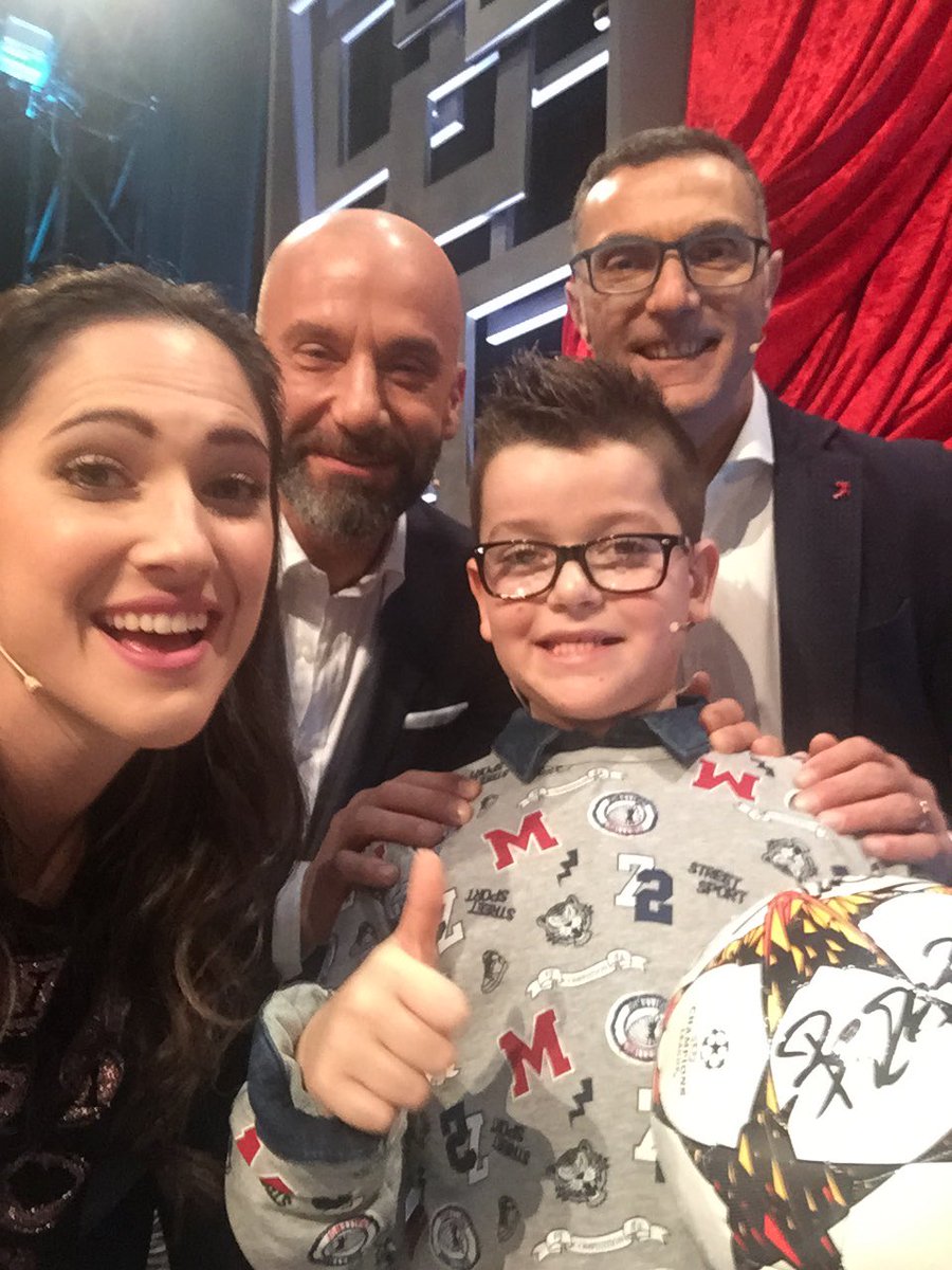lodocomello's tweet photo. .@TV8it @LucaVialli eccoliiii 👋🏼 https://t.co/mdzYfF1287