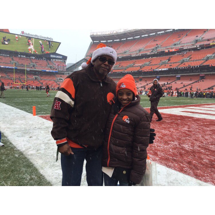 Simone_Biles's tweet photo. cleveland browns game 🏈 happy to spend the weekend with my dad going to his favorite teams games❤️ https://t.co/TWSPsrSmsP