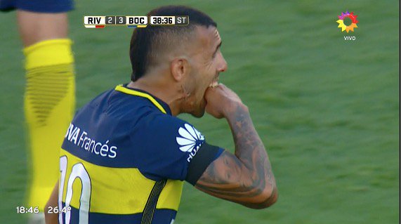 DiarioOle's tweet photo. #Tevez se destacó en el #Superclasico para volver locos de alegría a los Xeneizes.
https://t.co/phQO1VFItZ https://t.co/fk5FQyhXpt