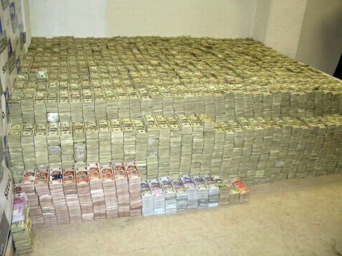 chajon's tweet photo. Mexican Drug Lord home after being raided https://t.co/fYIxMQGr0U https://t.co/4Qf8zgBGI5
