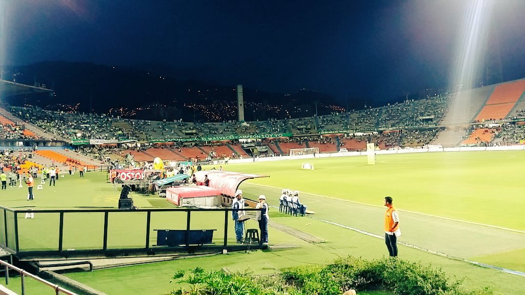 Cae la noche y la energía va subiendo. Tierradentro y <a href="/BFDAcolombia/">Ballet Folklórico de Antioquia</a>  la dejaran bien alta antes del 2do tiempo. #NacionalDaleCampeón