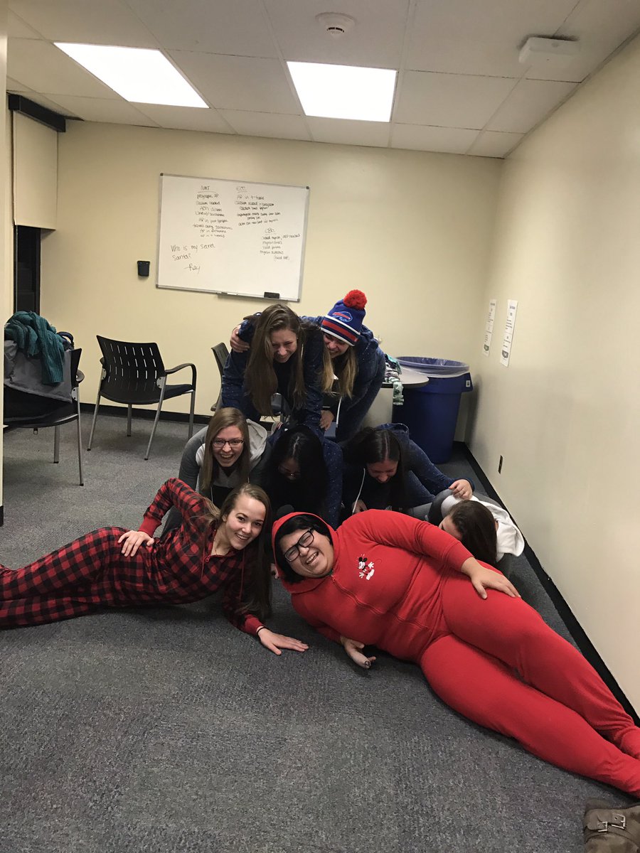 hanny_that's tweet photo. How to form a pyramid๐๐๐โค๏ธโค๏ธ๐๐๐๐๐๐ #secretsantaparty https://t.co/BKtxYviaCc