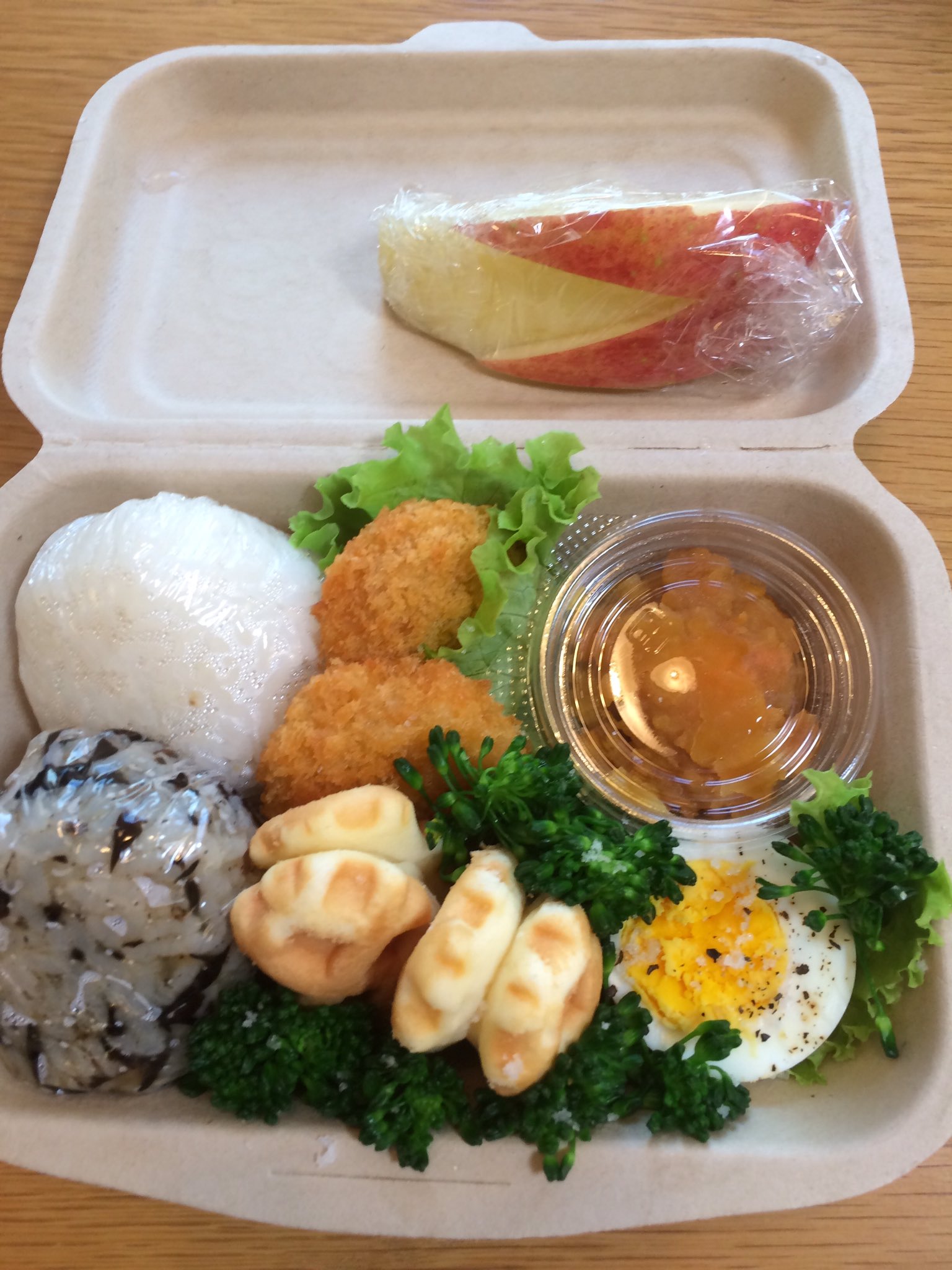 みきちゃんねる Sur Twitter 本日のお弁当 ひとくちかつ スイートポテト ゆで卵 チーズワッフル ブロッコリー ひじきおにぎり 塩むすび りんご お弁当 今日は食べたら捨てられるお弁当箱にしてと言われたのでこんな感じになりました さつまいもはオレンジ色のお芋