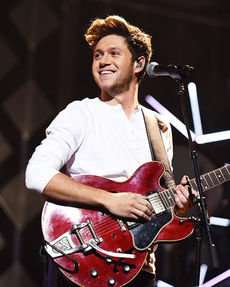 NHArgOficial's tweet photo. Niall presentandose en los #KISS108JingleBall en Boston [11 de diciembre] https://t.co/ICVDTSIP3N