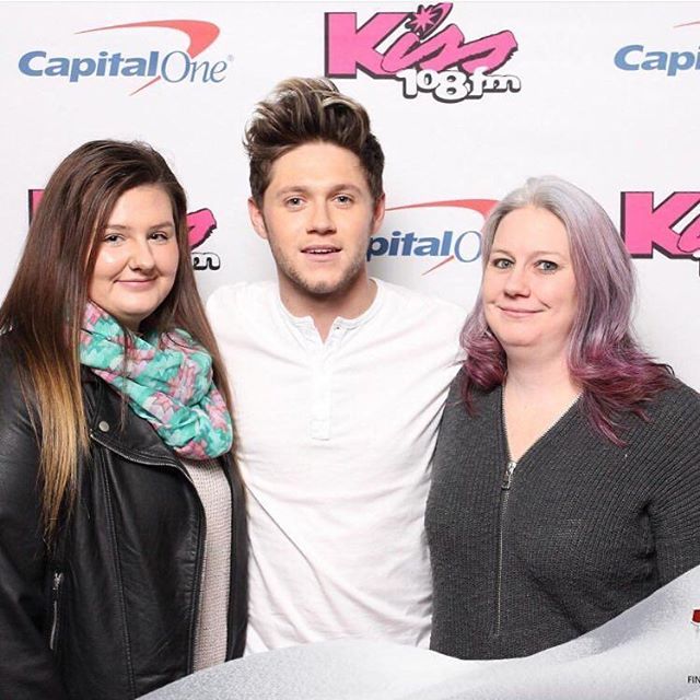 NHArgOficial's tweet photo. Niall con fans en el M&amp;G del Jingle Ball 2016 en Boston https://t.co/Ga85Jimzaw