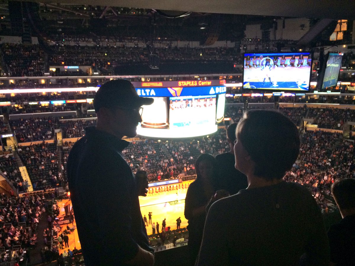 IrongirlNadia's tweet photo. With the crew #lululemonla #lululemon #runteam #lakers #lakergame #boxsuite #thesweatlife #thesweatlifela https://t.co/U6iU5Hnrom