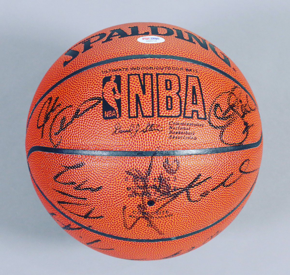 beckettauctions's tweet photo. Los Angeles Lakers Team-Signed 1999-2000 Basketball w/PSA/DNA Authentication https://t.co/1hMRuZwS1P https://t.co/rhTw8fBTuA