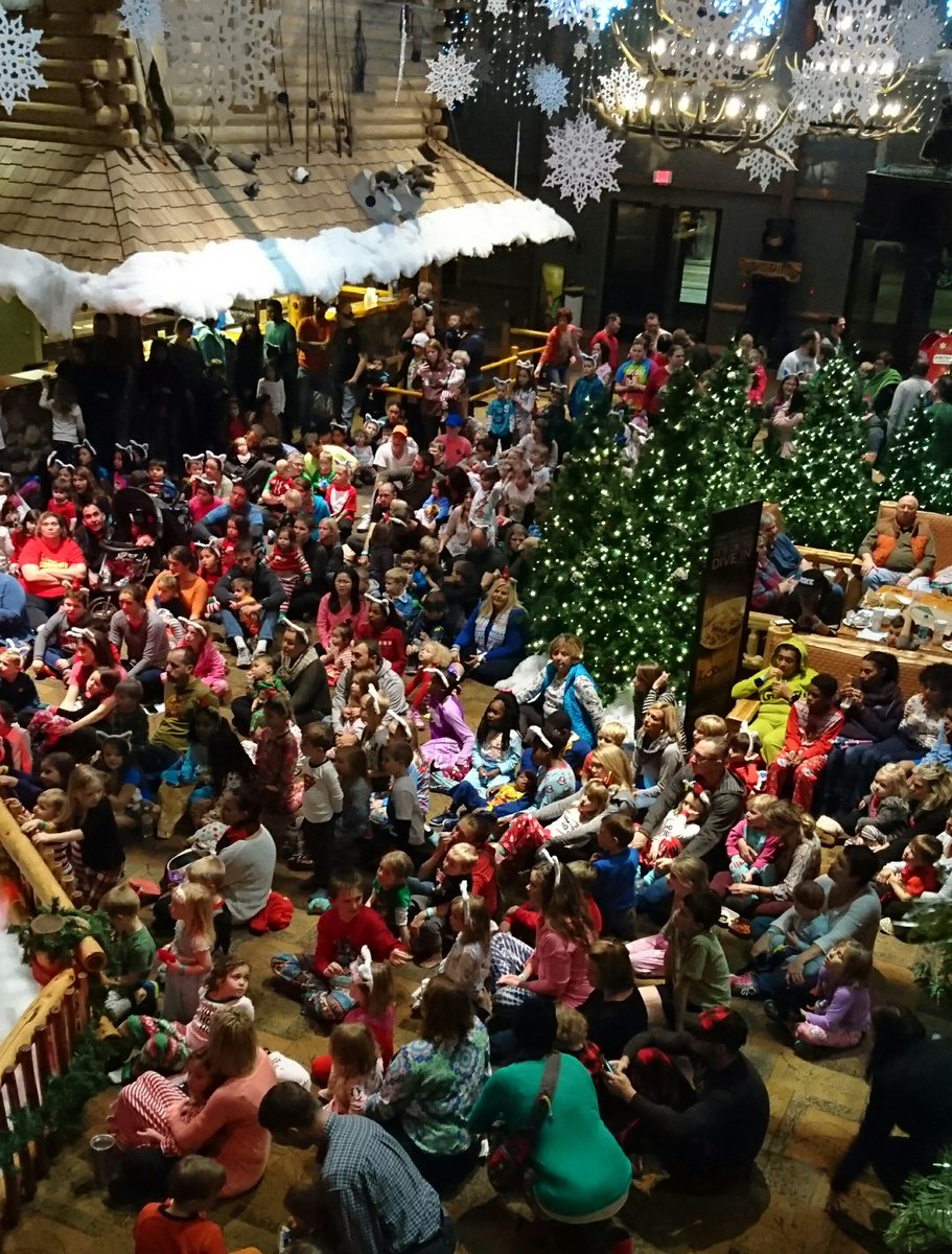 JacquePaulnyc's tweet photo. Storytime @GreatWolfLodge... Everyone is here! @SpeedCityUSA @familytravel4um #NASCARDAD https://t.co/8S5KWDDntF