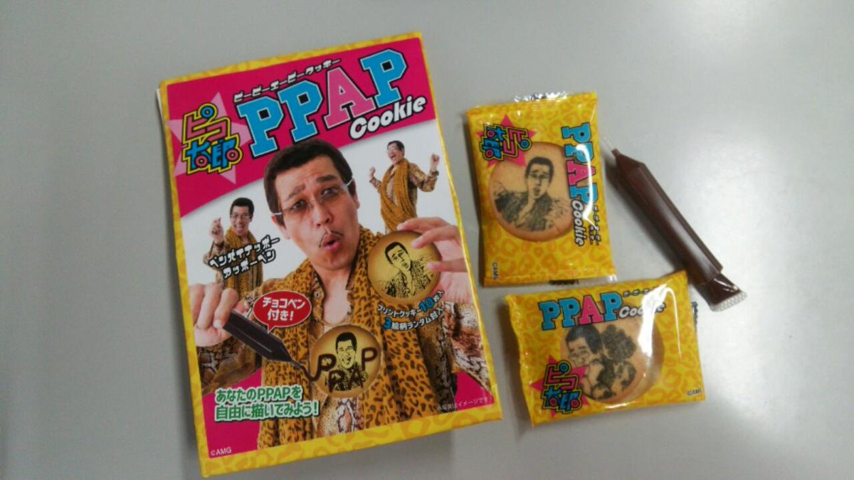 AVISJP's tweet photo. 大阪のお土産と同僚がくれたクッキー。。。(笑) https://t.co/sPsJbUYQIJ