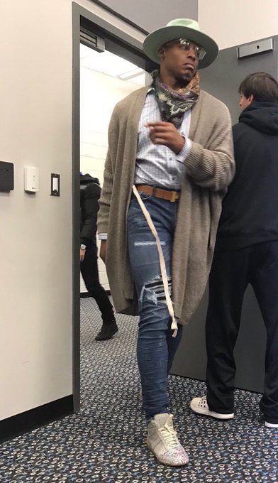 CzcJeY7XAAAWVQF.jpg:small