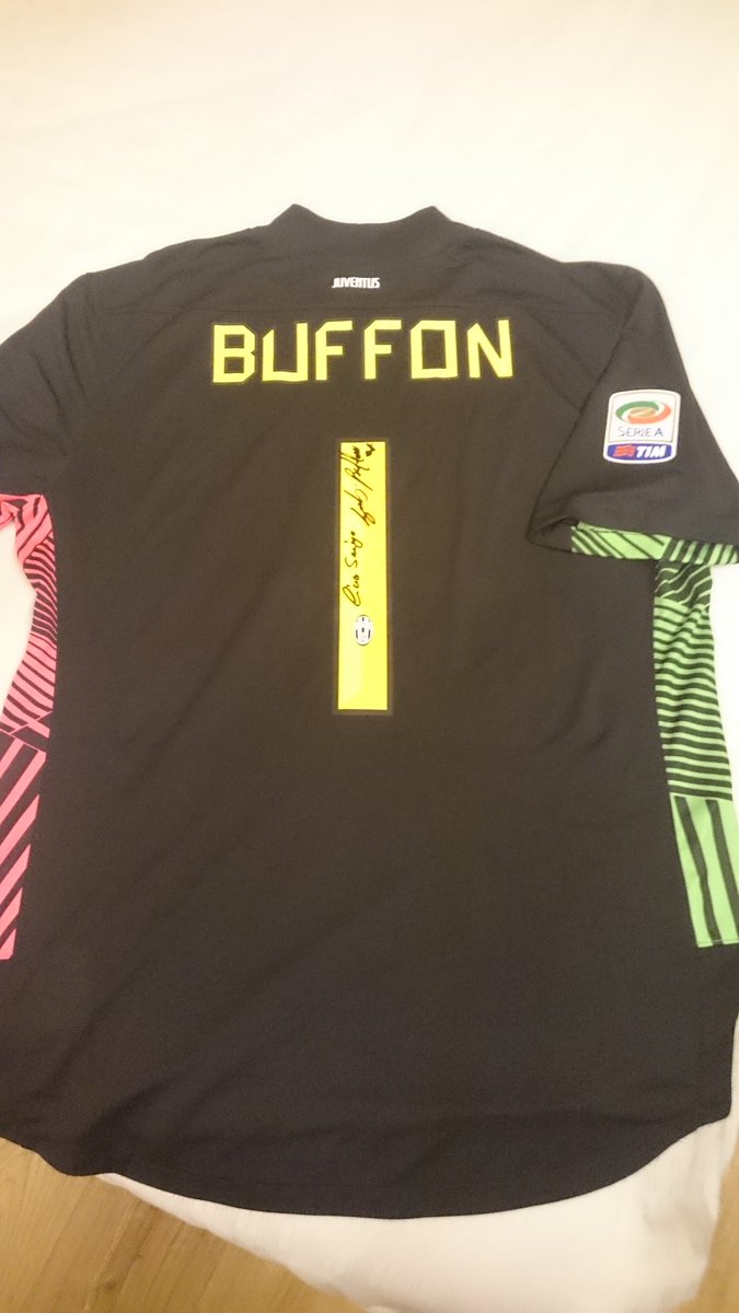 Forza Buffon En Twitter ユベントス を応援するきっかけであり 自分の中で一番好きな選手であるブッフォンには 11 12シーズン支給用タイプのユニフォームと 15 年のベルギーとの親善試合タイプの代表ユニフォームの二枚に名前を聞いてもらえました 家宝にし