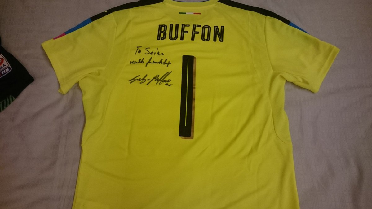 Forza Buffon En Twitter ユベントス を応援するきっかけであり 自分の中で一番好きな選手であるブッフォンには 11 12シーズン支給用タイプのユニフォームと 15 年のベルギーとの親善試合タイプの代表ユニフォームの二枚に名前を聞いてもらえました 家宝にし