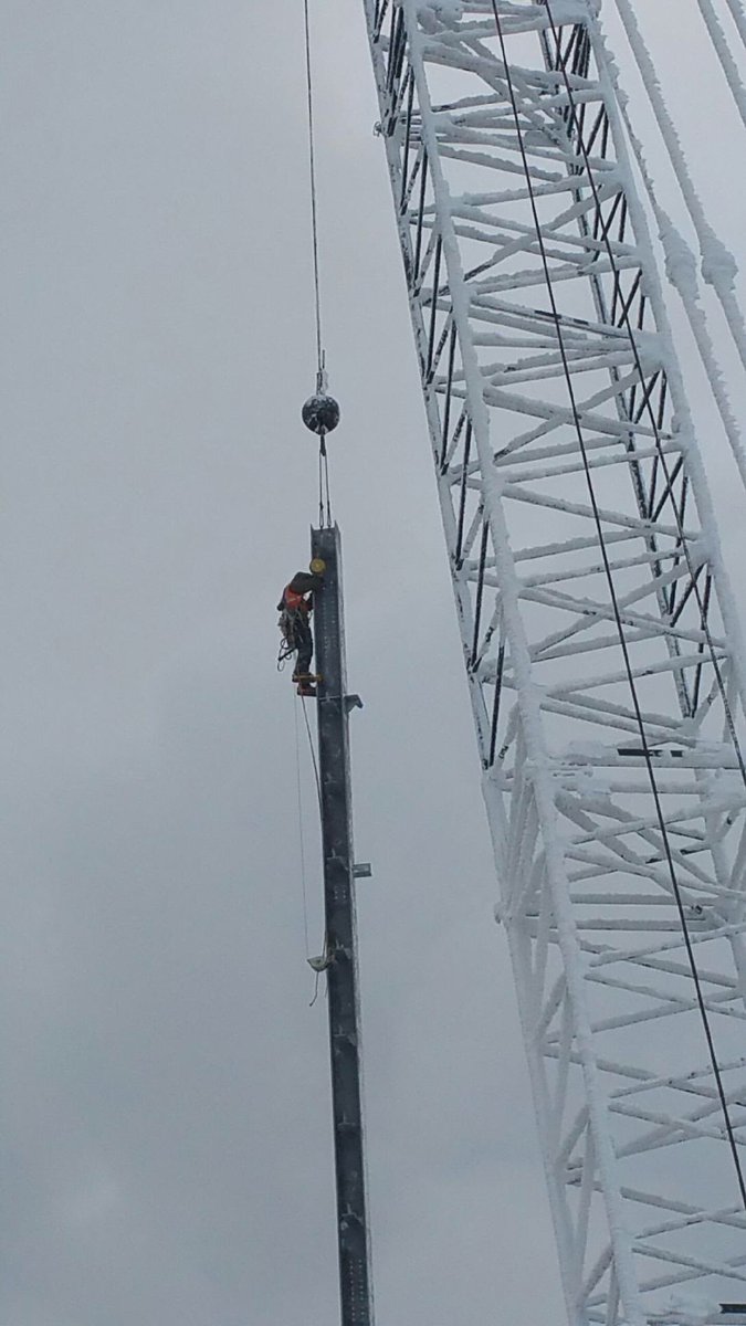 Tom_The_Bomb_97's tweet photo. Negative 32 windchill and still hanging iron😏🔧 #hangingandbanging #connecting https://t.co/ptxGCUhp4G