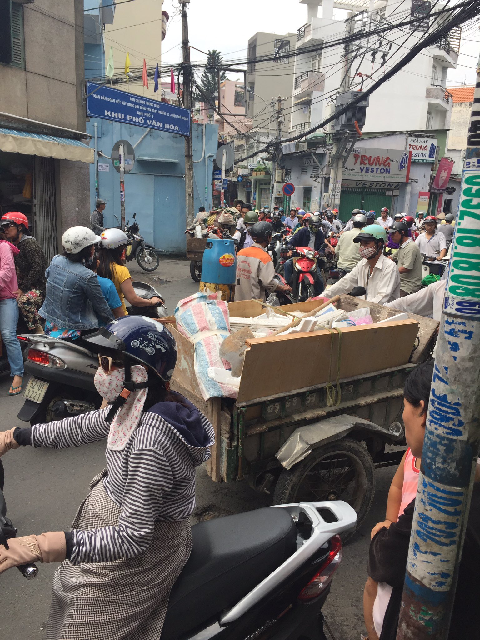 Oomarioo 一大清早就堵车 这可是后巷 没想到在极小又狭窄的三叉路口也会出现了这种状况 塞车状况在越南处处可见 T Co Uylvbpabze Twitter