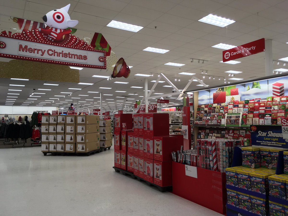 Haylie_Carlson's tweet image. 13 SLEEPS TIL CHRISTMAS 🎄 ALL TREES and LIGHTING are out out out of the back! @Jordan4Target @kc0516 @Adam_Reiter @englishpywell