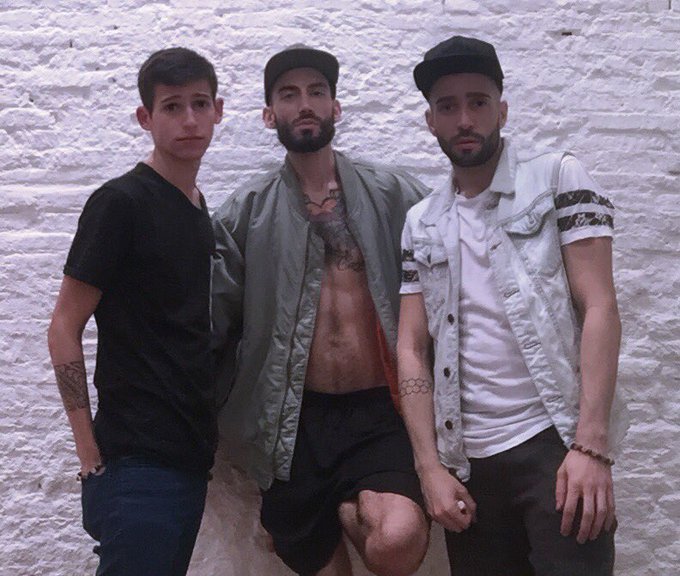 @alecloobxxx @rafamarcoporno  despiendo a la herma mayor de la famili ????? https://t.co/JzuI7lF1ia