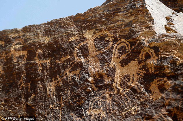 DailyMail's tweet image. Iranian archaeologist finds the 'oldest stone etchings in the world' dailym.ai/2hsaWYr