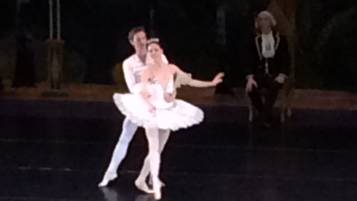 Stephanietlu's tweet photo. A night out with #nutcracker 💕💕 https://t.co/5sZ4gMWI1q