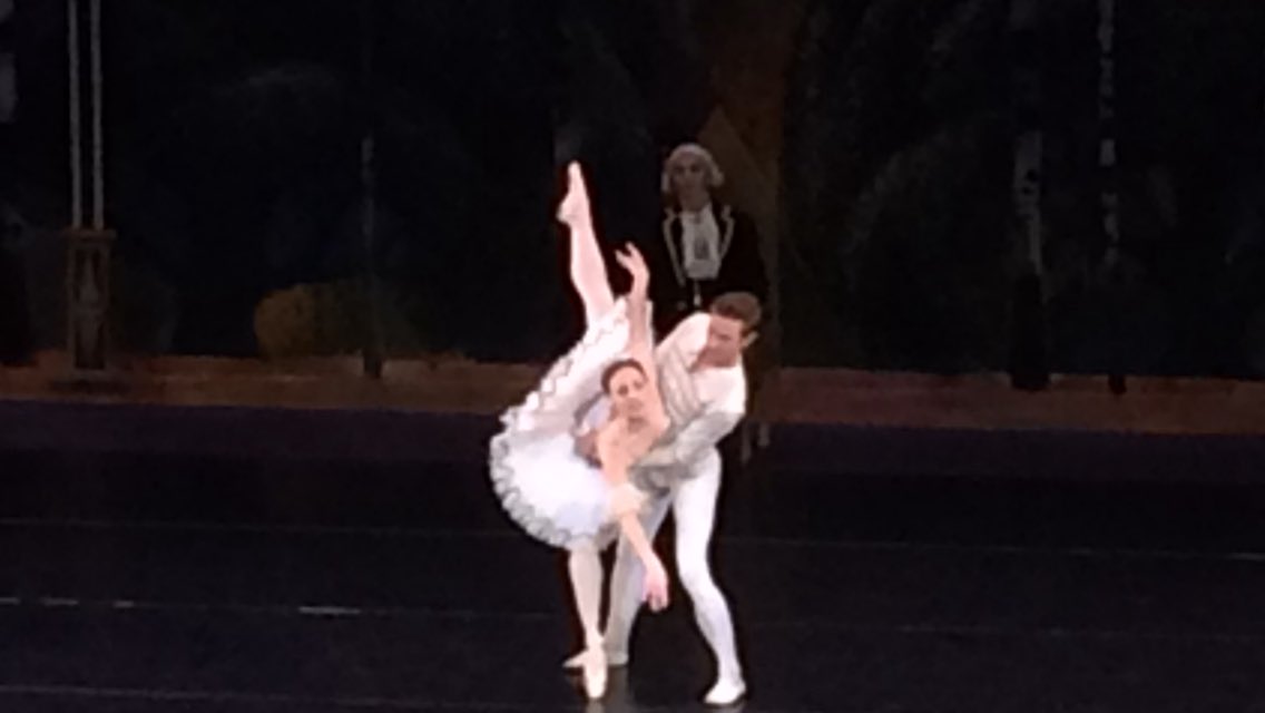 Stephanietlu's tweet photo. A night out with #nutcracker 💕💕 https://t.co/5sZ4gMWI1q