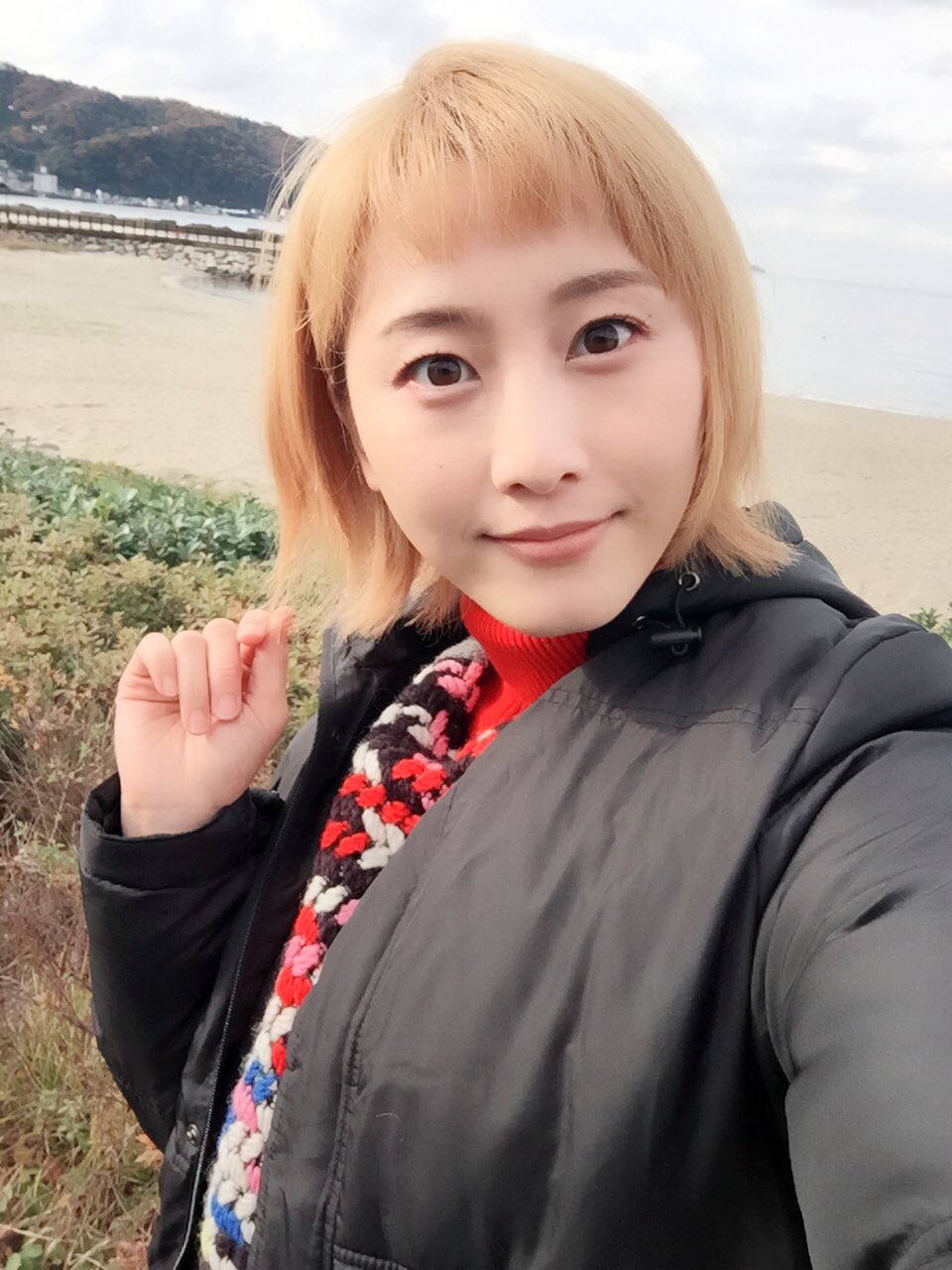 松井玲奈 現在撮影中の役で髪の毛がこんな感じになってます 金髪です ショートボブ 意外な役で毎日笑いながら体はって頑張っております お楽しみにー