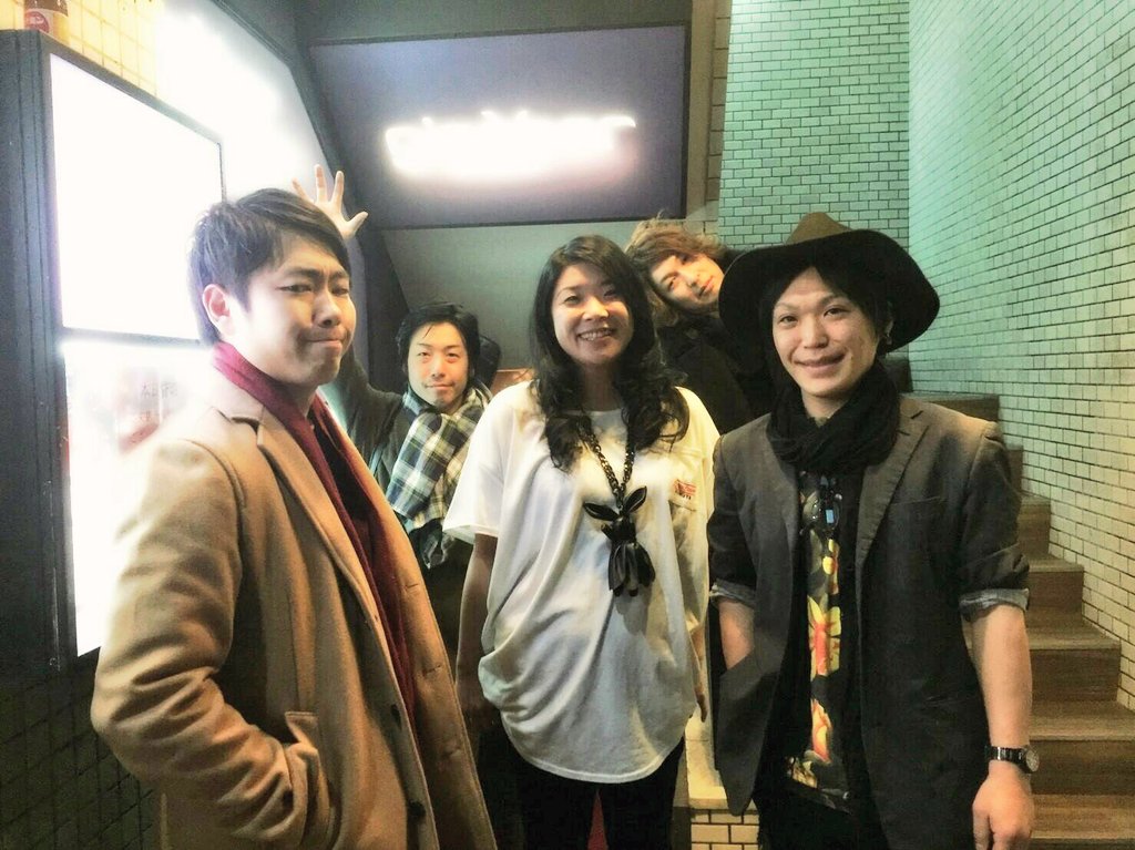 SoneAzumi's tweet photo. 旅兎（たびうさぎ）2回目のライブご来場の皆様ありがとうございました!青山ギガバー満員御礼。いっぱい褒めてもらってメンパーもご満悦でございます。これからも僕達に力をお貸しください!メリークリスマス!　#旅兎　#たびうさぎ　#soneA https://t.co/ansb7iSvlw