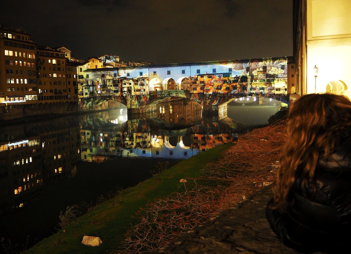 girovagate's tweet photo. A Natale #ScappoA #Firenze! Lo sapevi che fino all'8 gennaio c'è il #Flight2016 @lonelyplanet_it? Questo è il light show sul Ponte Vecchio! https://t.co/UVfHCQtR2U