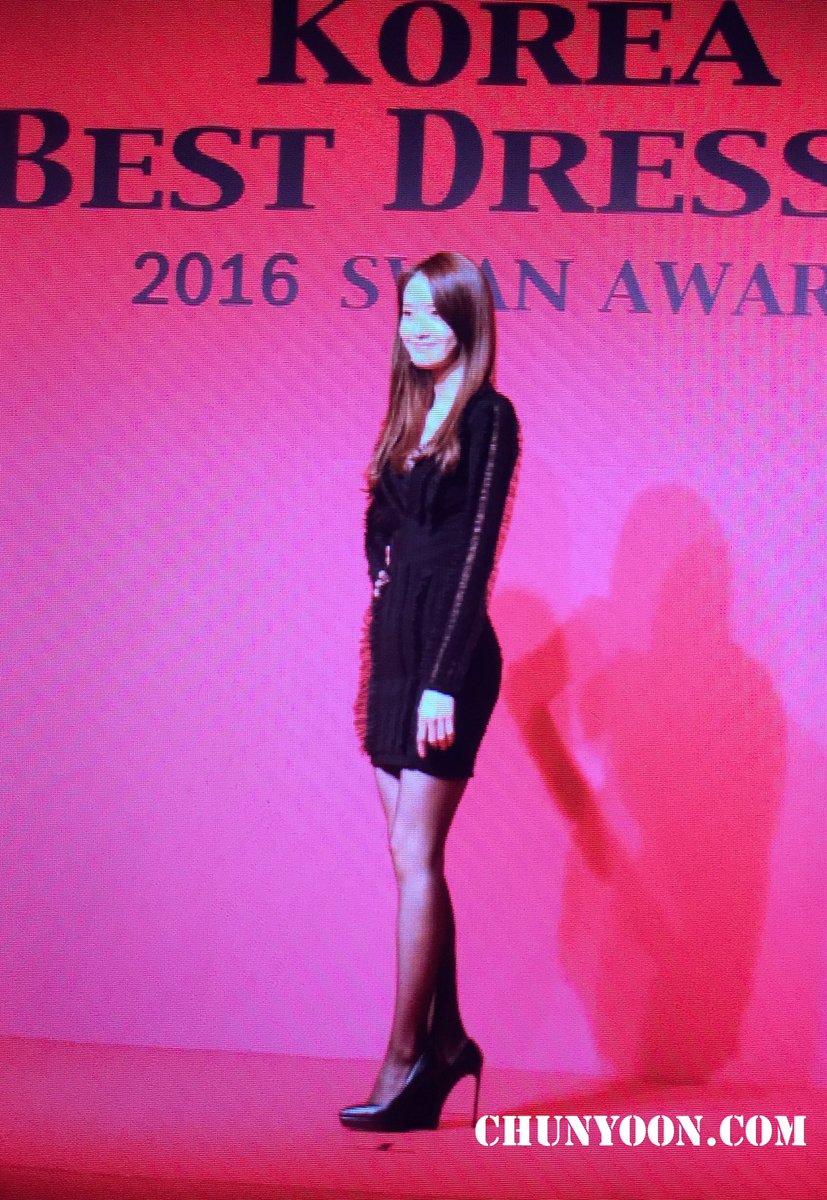 [PIC][12-12-2016]YoonA tham dự "The 31th KOREA BEST DRESSER 2016 SWAN AWARD" vào tối nay Czd-o6cUcAEhmAZ
