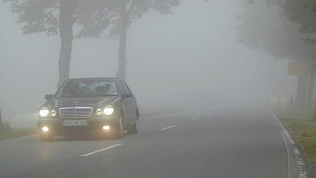 abc_motor's tweet photo. Actúa así en caso de niebla repentina en carretera https://t.co/xRwAtpJIhO @AXASegurosEs @foroDGT https://t.co/Ehv7WeNP3N