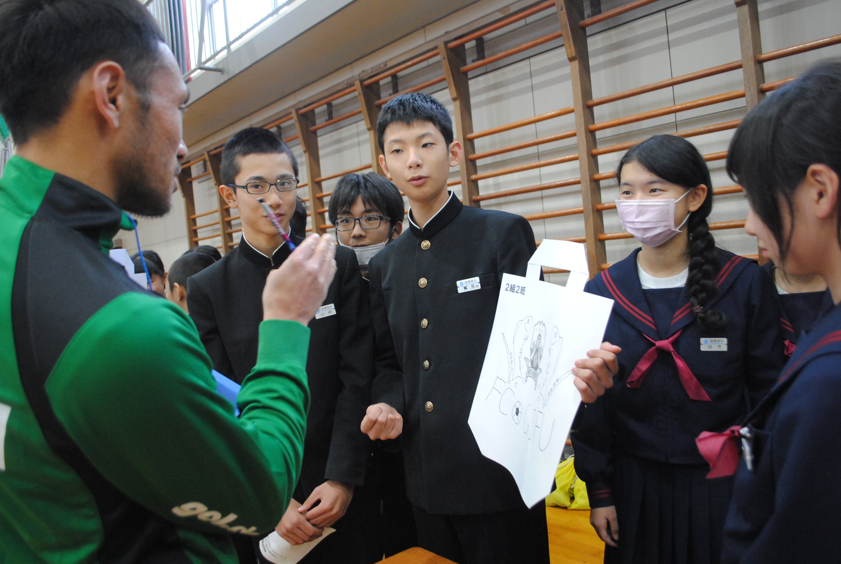 Fc岐阜 岐阜西中学で 模擬会社を設立し商品開発や販売等を行うキャリア教育プログラムにて 昨年に続きｆｃ岐阜応援トートバッグを製作することとなり デザイン評価会に難波選手 田森選手が参加しました デザインに込められた思いを聞き 選手からも