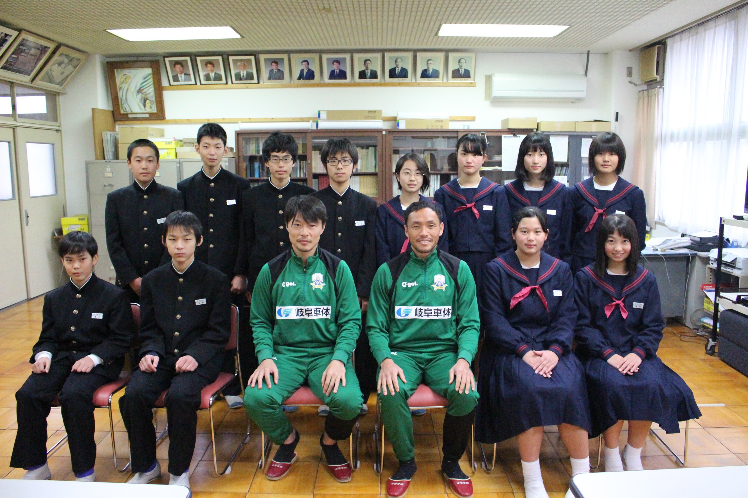 Fc岐阜 岐阜西中学で 模擬会社を設立し商品開発や販売等を行うキャリア教育プログラムにて 昨年に続きｆｃ岐阜応援トートバッグを製作することとなり デザイン評価会に難波選手 田森選手が参加しました デザインに込められた思いを聞き 選手からも
