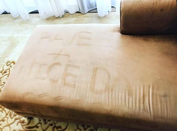 TheSuzyMenkes's tweet photo. Have you ever seen THIS?! The room attendant at the #AlHusn hotel in Oman worked a finger message on the velour couch. Have a nice day! https://t.co/uA6LziiQvu