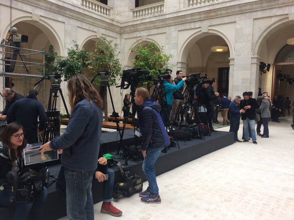 RocioCarrascalG's tweet photo. Los compañeros ultimando detalles #MuseoMálaga https://t.co/ZTx26T6RDQ