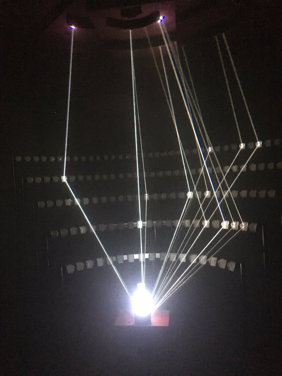 JessicaHnh's tweet image. Réinterprétation moderne de l'orgue à parfum qui traduit la composition d'un jus en musique