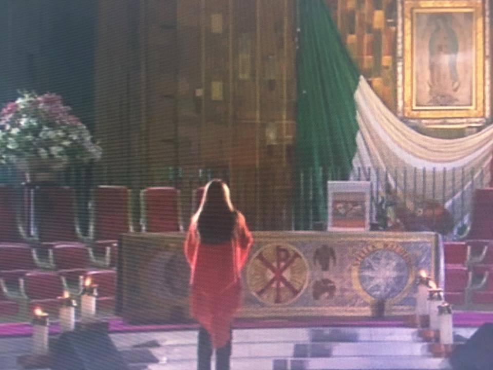 DanielaRomoWeb's tweet photo. Ya cantándole a la Virgen de Guadalupe... #DanielaRomo https://t.co/nPJp80BaXs