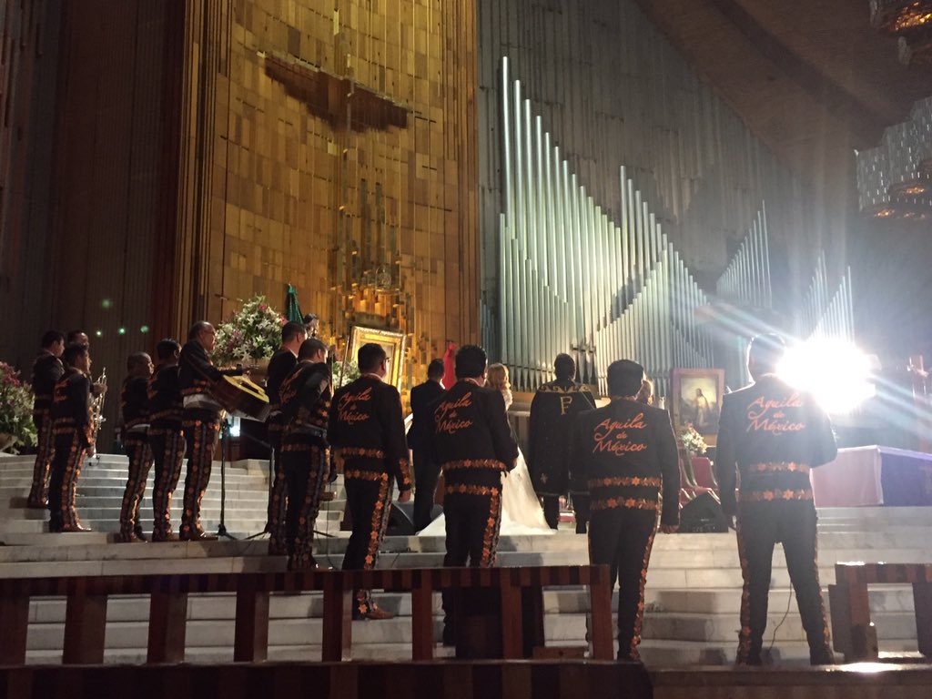 pedro_fer's tweet photo. No existen palabras para decirles lo emocionado que se siente uno al cantarle a nuestra Señora de Guadalupe!! 🙏🏼 🌹 https://t.co/USbdraL53L