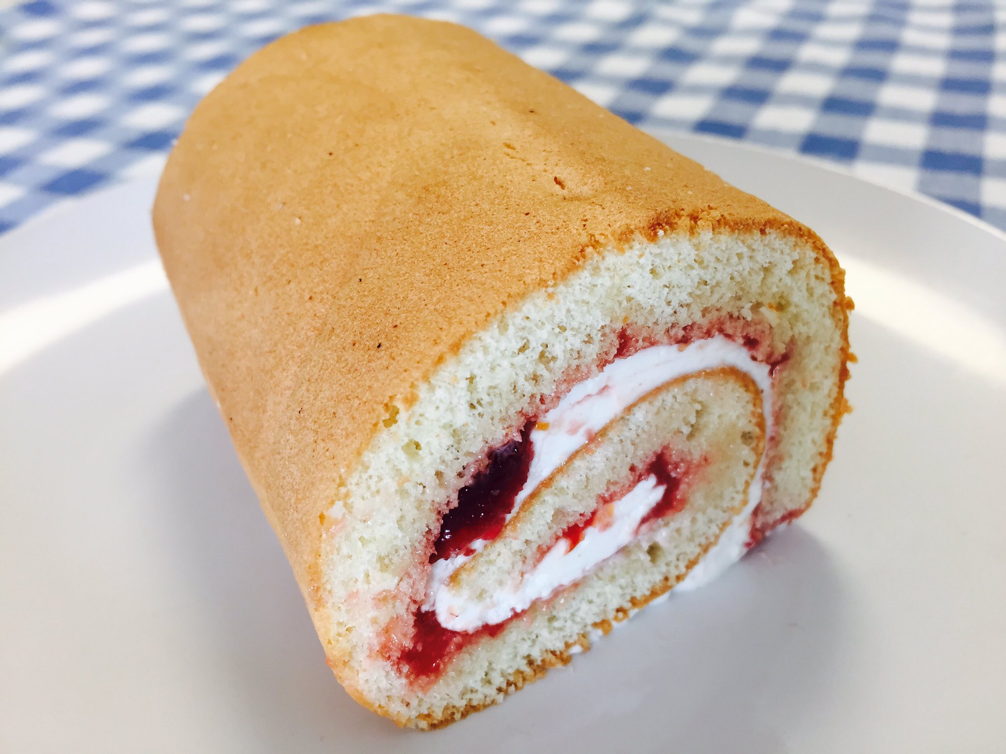 まいったねぇ Twitter ನಲ ಲ シブーストのために焼いたスポンジが余っていたから春に作った苺ジャム と期限ギリギリの生クリームを泡立てて小さなロールケーキを作った それぞれ中途半端な余り物なのに このままだとひとりで1本食べちゃうくらい美味しく出来た