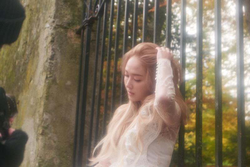 [PIC][30-11-2016]Jessica Comeback với Mini Album thứ 2 "WONDERLAND"  CzdCp74VEAAImrR