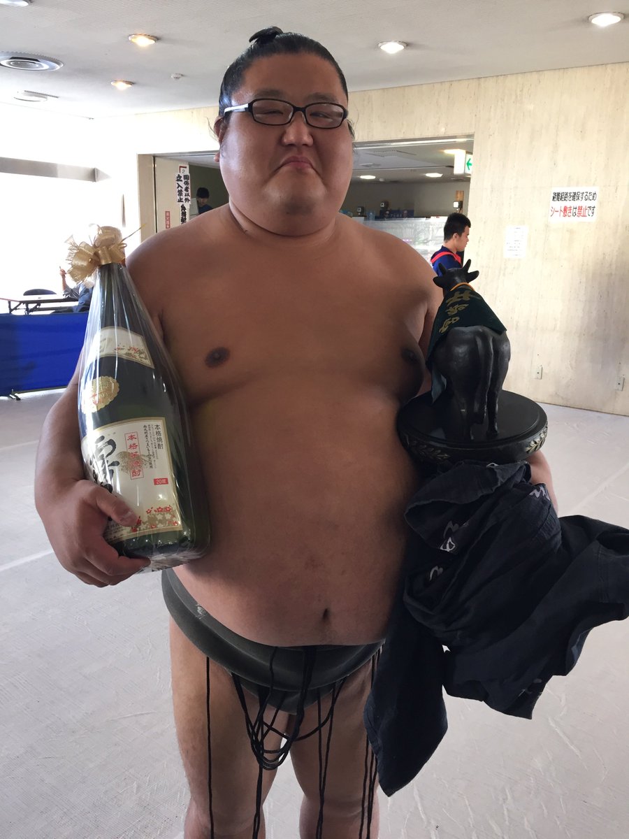 sumokyokai's tweet photo. ＜冬巡業＠都城市＞幕下以下トーナメントの序二段優勝した、特別参加の地元、都城市出身の二十城。「益々繁盛」の意味を込めて、二升(→益々)五合(→繁盛)のお酒が入った霧島の焼酎とトロフィー。#sumo https://t.co/eoOCXly5ZB