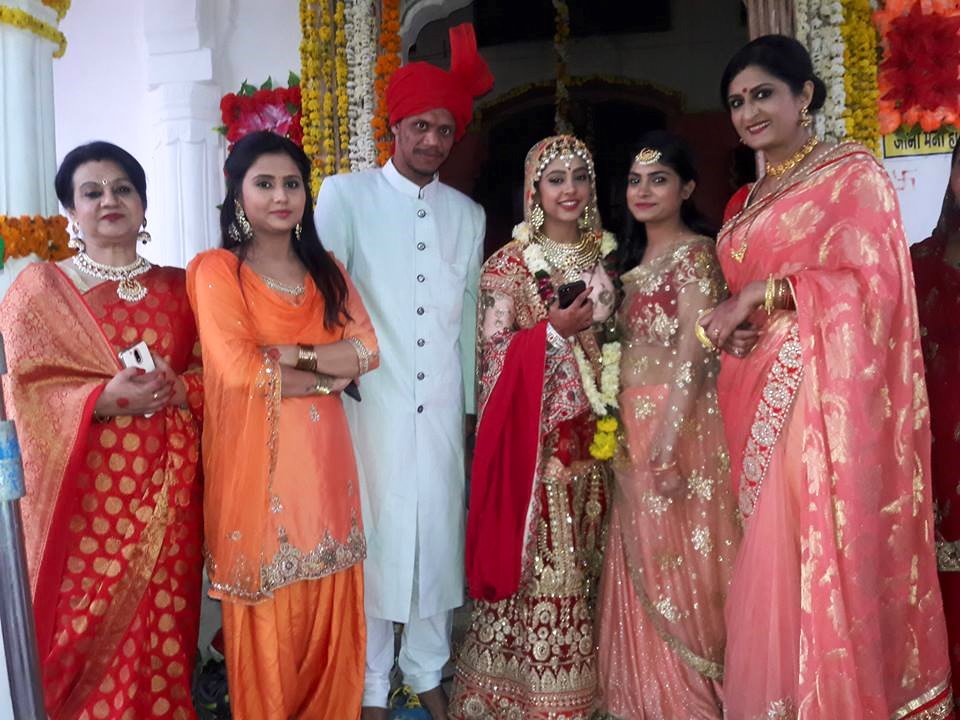 Ghulaamlifeok's tweet photo. Niti taylor with fans, co-stars Aparna and Jaanvi Sangwan. #Ghulamsets #Ghulam #NitiTaylor https://t.co/BCF6I27NPx