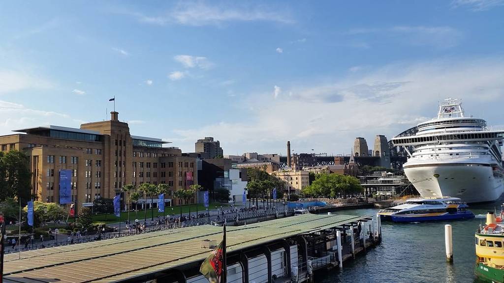 speake53's tweet photo. Don't mind a short wait at this train station.
#nofilter #sydney #circularquay #trainstat… https://t.co/eXkOj01dUa https://t.co/J9YZPkG03x