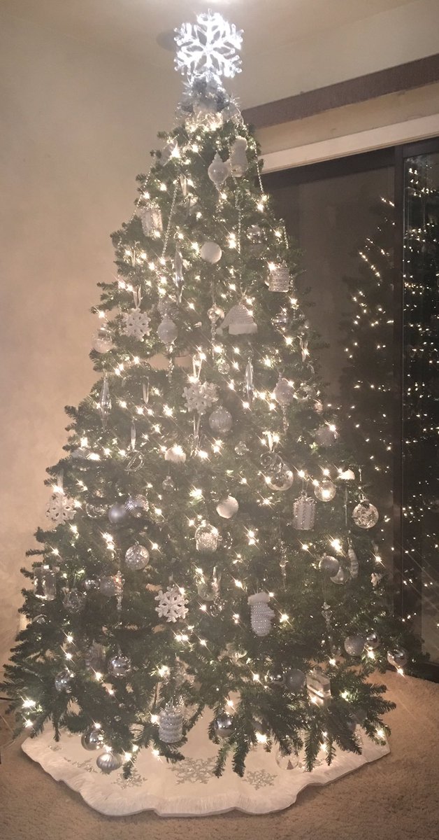 Wee_Lassy's tweet photo. #treeisdone #HappyHolidays #silvernwhite #newyork https://t.co/oJLoRD93oo