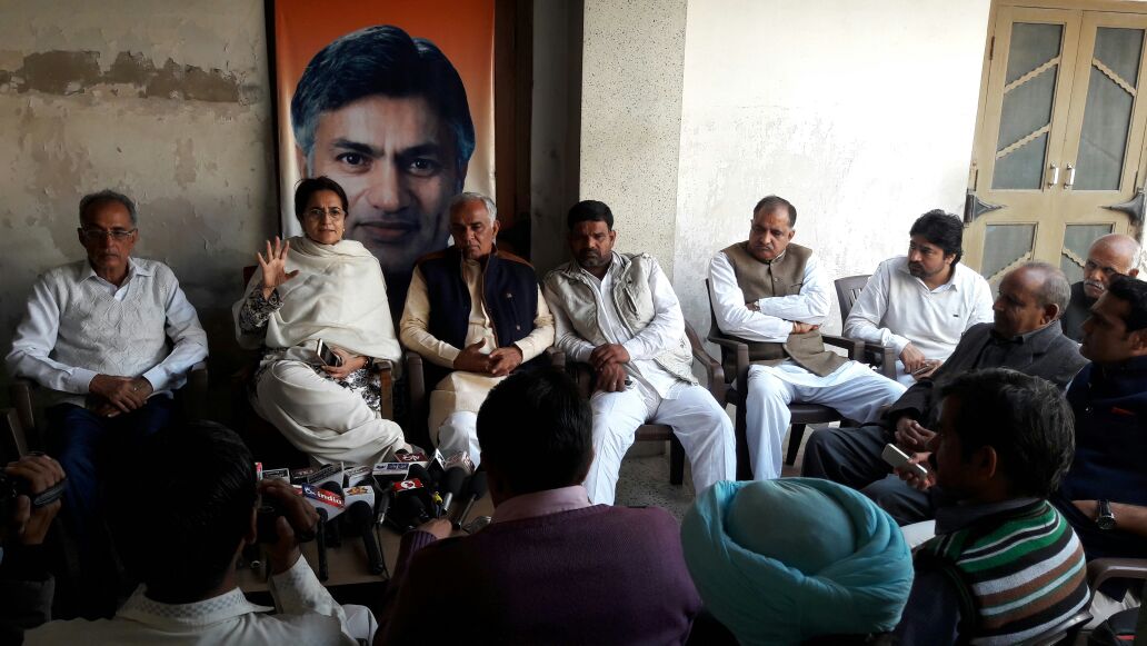 kiranchoudhry55's tweet image. भिवानी स्थित कोठी पर पत्रकारों को संबोधित करते हुए। इस दौरान पत्रकारों को संबोधित करते हुए बताया की नोट बंदी पर पूरे देश को बरगलाया गया है