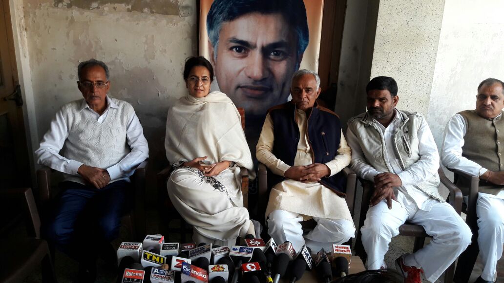 kiranchoudhry55's tweet image. भिवानी स्थित कोठी पर पत्रकारों को संबोधित करते हुए। इस दौरान पत्रकारों को संबोधित करते हुए बताया की नोट बंदी पर पूरे देश को बरगलाया गया है