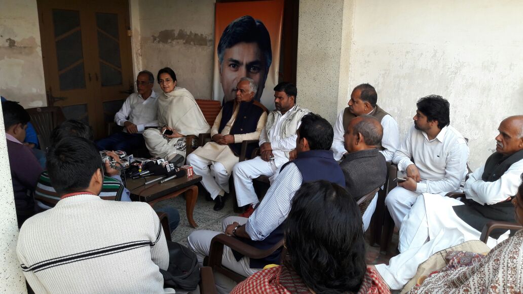 kiranchoudhry55's tweet image. भिवानी स्थित कोठी पर पत्रकारों को संबोधित करते हुए। इस दौरान पत्रकारों को संबोधित करते हुए बताया की नोट बंदी पर पूरे देश को बरगलाया गया है